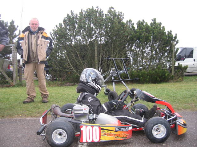 Mikkel Tygesen, Cadet Minni kørte stabilt og kom ind på en 9. plads i heat 2. Bedstefar står lige bag ved!
(Foto: Anders T.)